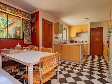 Excelente casa en parcela en céntrico sector de Pirque