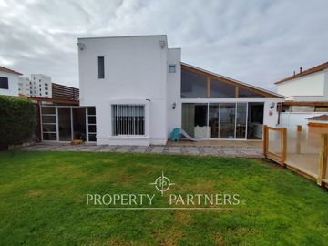 Amplia casa remodelada en Serena Golf