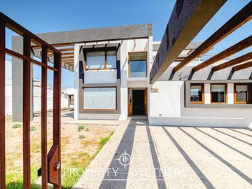 Sólida casa en Peñuelas