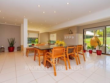 Hermosa Parcela en exclusivo Condominio las Tórtolas, Santa Rita, el mejor sector de Pirque ( Con derecho de canal)