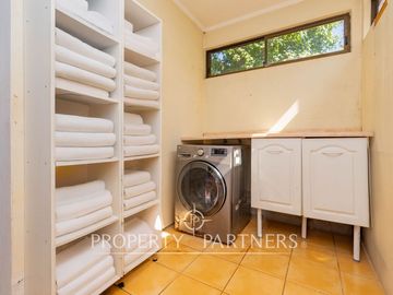 Hermosa Parcela en exclusivo Condominio las Tórtolas, Santa Rita, el mejor sector de Pirque ( Con derecho de canal)
