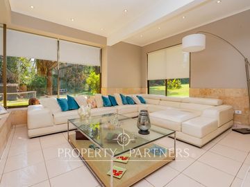 Hermosa Parcela en exclusivo Condominio las Tórtolas, Santa Rita, el mejor sector de Pirque ( Con derecho de canal)