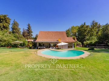 Hermosa Parcela en exclusivo Condominio las Tórtolas, Santa Rita, el mejor sector de Pirque ( Con derecho de canal)