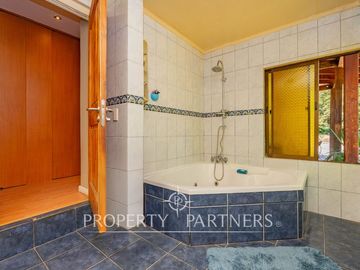 Hermosa Parcela en exclusivo Condominio las Tórtolas, Santa Rita, el mejor sector de Pirque ( Con derecho de canal)