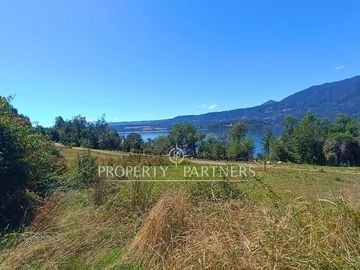 Espectacular terreno orilla de lago Panguipulli con vista al volcan Villarrica y Choshuenco