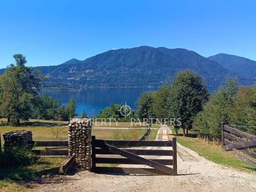 Espectacular terreno orilla de lago Panguipulli con vista al volcan Villarrica y Choshuenco