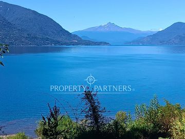Espectacular terreno orilla de lago Panguipulli con vista al volcan Villarrica y Choshuenco