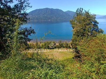Espectacular terreno orilla de lago Panguipulli con vista al volcan Villarrica y Choshuenco