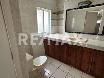 Casa de desniveles en Venta en Loma Dorada - (3)