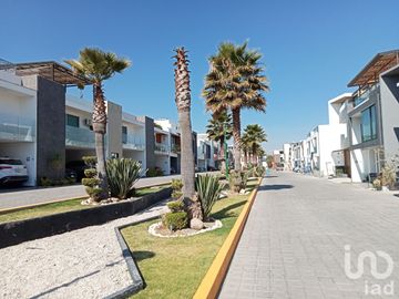 CASA EN VENTA NUEVA Y AMPLIA, ZONA PLAZA SAN DIEGO, SAN PEDRO CHOLULA.