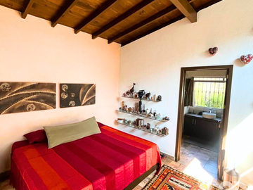 CASA CAMPESTRE EN VENTA EN HARAS DEL BOSQUE CON ARBOLES, ALBERCA, JACUZZI Y TEMAZCAL