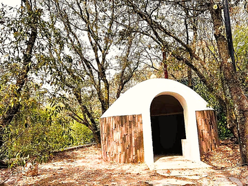 CASA CAMPESTRE EN VENTA EN HARAS DEL BOSQUE CON ARBOLES, ALBERCA, JACUZZI Y TEMAZCAL