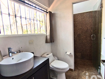 CASA CAMPESTRE EN VENTA EN HARAS DEL BOSQUE CON ARBOLES, ALBERCA, JACUZZI Y TEMAZCAL