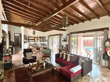 CASA CAMPESTRE EN VENTA EN HARAS DEL BOSQUE CON ARBOLES, ALBERCA, JACUZZI Y TEMAZCAL