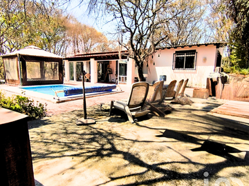 CASA CAMPESTRE EN VENTA EN HARAS DEL BOSQUE CON ARBOLES, ALBERCA, JACUZZI Y TEMAZCAL