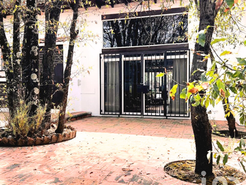 CASA CAMPESTRE EN VENTA EN HARAS DEL BOSQUE CON ARBOLES, ALBERCA, JACUZZI Y TEMAZCAL