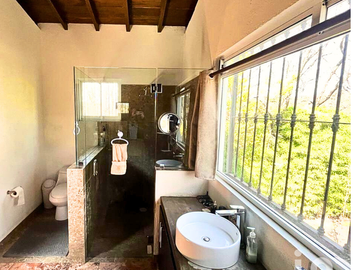 CASA CAMPESTRE EN VENTA EN HARAS DEL BOSQUE CON ARBOLES, ALBERCA, JACUZZI Y TEMAZCAL