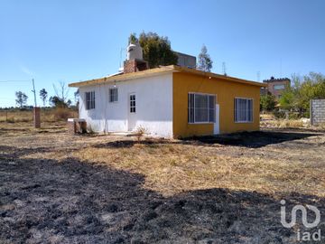 ¡Tranquilidad campestre y comodidad: hermosa casa con amplio terreno y servicios en Presa de Bravo!