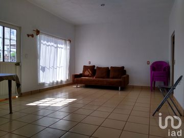 ¡Tranquilidad campestre y comodidad: hermosa casa con amplio terreno y servicios en Presa de Bravo!