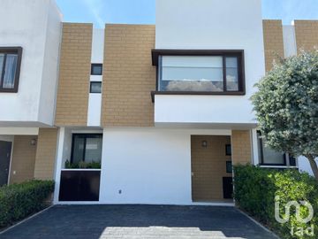 Casa en Vista Bosque, 3 Rec, Family Room, jardín, bodega, doble seguridad, 2 estac. Escuelas.