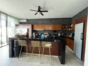 Casa en venta de 4 recámaras en Montebello, Mérida, Yucatán
