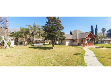 Casa quinta en Roldán, barrio Los Olmos.