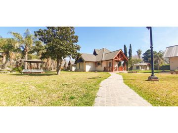 Casa quinta en Roldán, barrio Los Olmos.