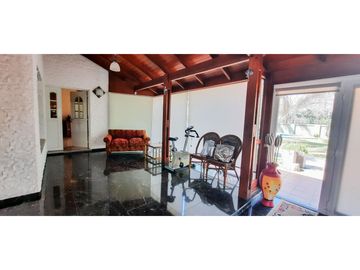 Casa quinta en Roldán, barrio Los Olmos.