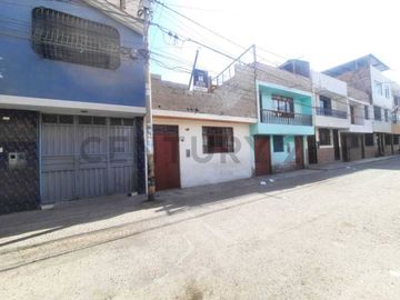 REMATO CASA PEQUEÑA CERCA AL MERCADILLO BOLOGNESI Y LA VENIDA INDUSTRIAL