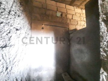 REMATO CASA PEQUEÑA CERCA AL MERCADILLO BOLOGNESI Y LA VENIDA INDUSTRIAL