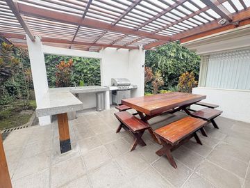 CASA EN VENTA O RENTA CUMBAYA URB. LUJO