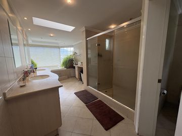 CASA EN VENTA O RENTA CUMBAYA URB. LUJO