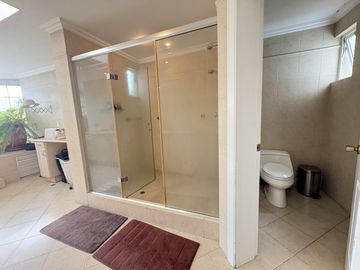 CASA EN VENTA O RENTA CUMBAYA URB. LUJO