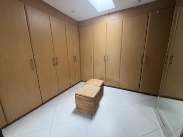 CASA EN VENTA O RENTA CUMBAYA URB. LUJO