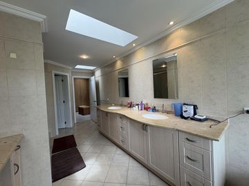 CASA EN VENTA O RENTA CUMBAYA URB. LUJO