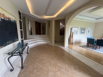 CASA EN VENTA O RENTA CUMBAYA URB. LUJO