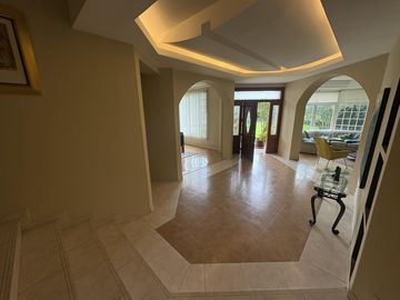 CASA EN VENTA O RENTA CUMBAYA URB. LUJO