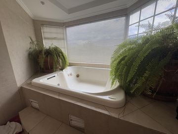 CASA EN VENTA O RENTA CUMBAYA URB. LUJO
