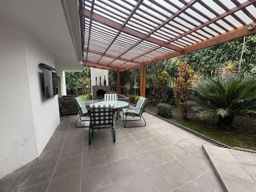 CASA EN VENTA O RENTA CUMBAYA URB. LUJO