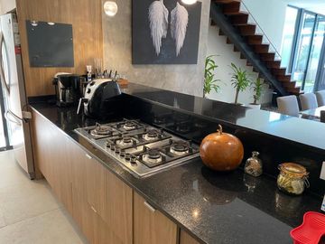 CASA VENTA, 3 RECAMARAS EN MONTEBELLO MERIDA