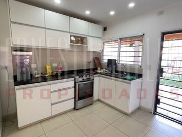 VENTA HERMOSO CHALET 4 AMB CON COCHERA, GALERIA Y FONDO LIBRE.