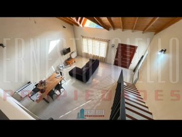 VENTA HERMOSO CHALET 4 AMB CON COCHERA, GALERIA Y FONDO LIBRE.