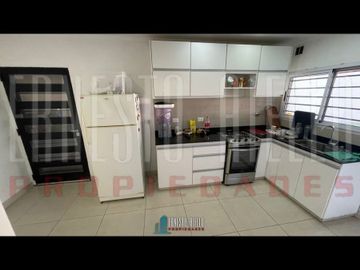 VENTA HERMOSO CHALET 4 AMB CON COCHERA, GALERIA Y FONDO LIBRE.