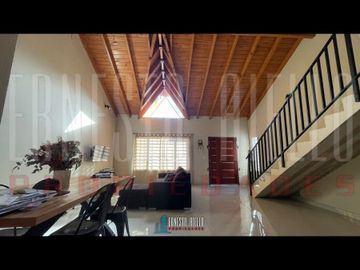 VENTA HERMOSO CHALET 4 AMB CON COCHERA, GALERIA Y FONDO LIBRE.