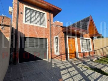 VENTA HERMOSO CHALET 4 AMB CON COCHERA, GALERIA Y FONDO LIBRE.
