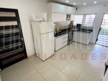 VENTA HERMOSO CHALET 4 AMB CON COCHERA, GALERIA Y FONDO LIBRE.