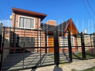 VENTA HERMOSO CHALET 4 AMB CON COCHERA, GALERIA Y FONDO LIBRE.