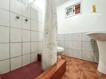 ALGARROBO VENTA CASA CON LOCAL COMERCIAL Y 4 DPTOS PRIVADOS