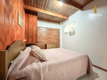 ALGARROBO VENTA CASA CON LOCAL COMERCIAL Y 4 DPTOS PRIVADOS
