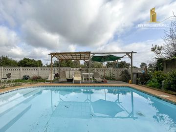 ALGARROBO. VENDE CASA DE USO MIXTO EN RECINTO PRIVADO.